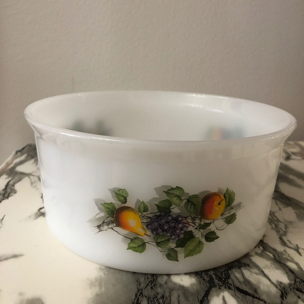 Vintage Arcopal soufflé dish, milkglass, fruits de France 🇫🇷